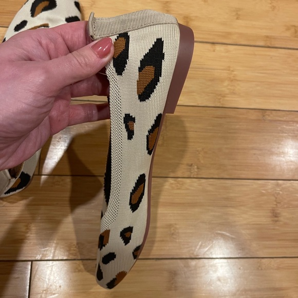 Super cute leopard print flats! - Picture 5 of 8